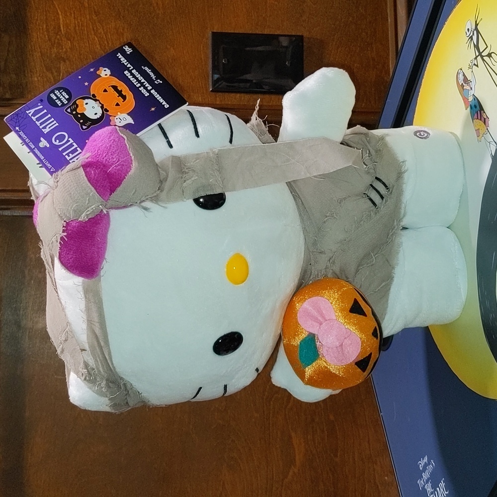 Hello Kitty mummy greeter